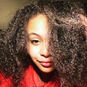 Meet your Posher, Larissa